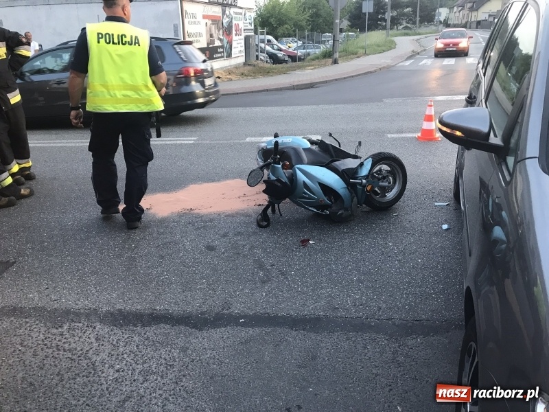 Zdjęcie w galerii na portalu naszraciborz.pl: Zderzenie volkswagena ze skuterem na Głubczyckiej  wiadomości z regionu