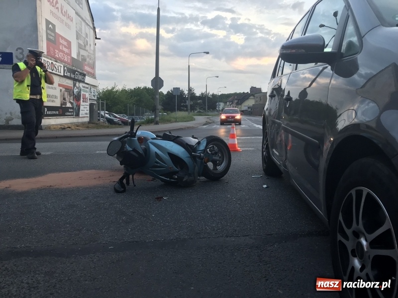 Zdjęcie w galerii na portalu naszraciborz.pl: Zderzenie volkswagena ze skuterem na Głubczyckiej  wiadomości z regionu
