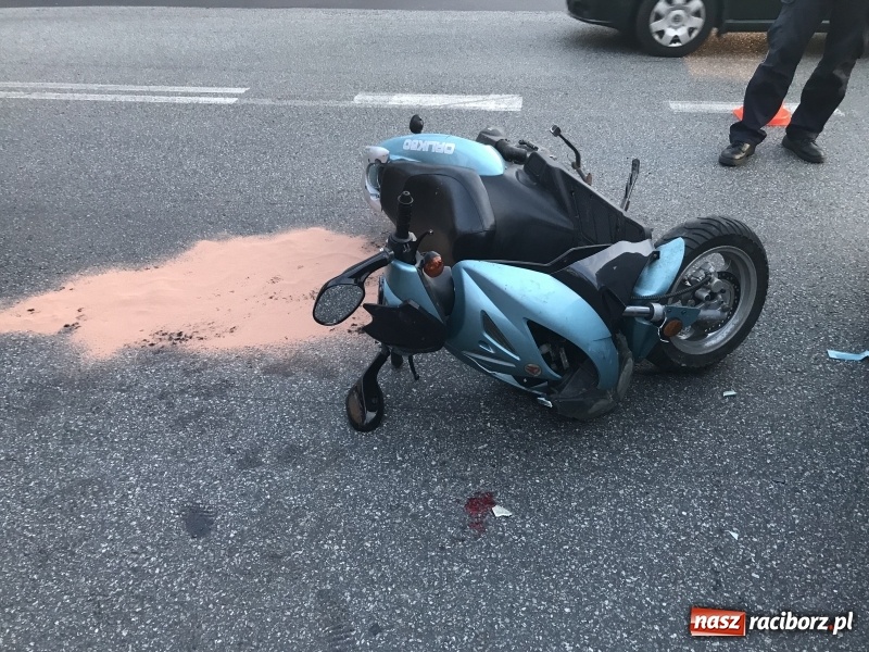 Zdjęcie w galerii na portalu naszraciborz.pl: Zderzenie volkswagena ze skuterem na Głubczyckiej  wiadomości z regionu