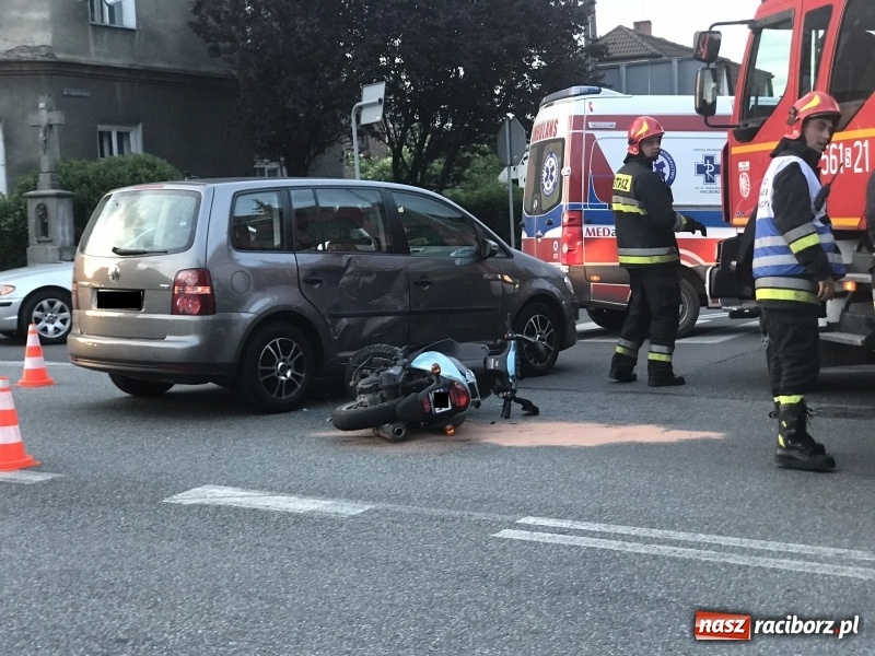 Zdjęcie w galerii na portalu naszraciborz.pl: Zderzenie volkswagena ze skuterem na Głubczyckiej  wiadomości z regionu