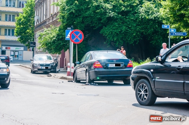 Zdjęcie w galerii na portalu naszraciborz.pl: Kolizja skody i mercedesa na skrzyżowaniu Mickiewicza-Podwale wiadomości z regionu