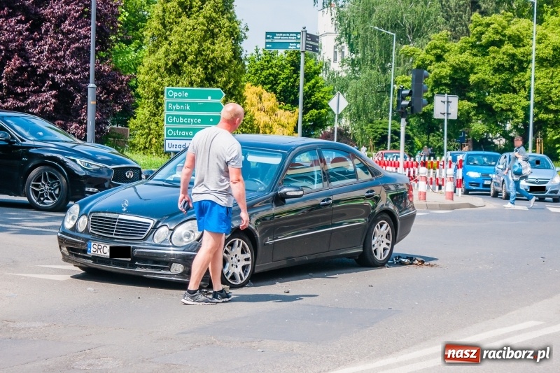 Zdjęcie w galerii na portalu naszraciborz.pl: Kolizja skody i mercedesa na skrzyżowaniu Mickiewicza-Podwale wiadomości z regionu