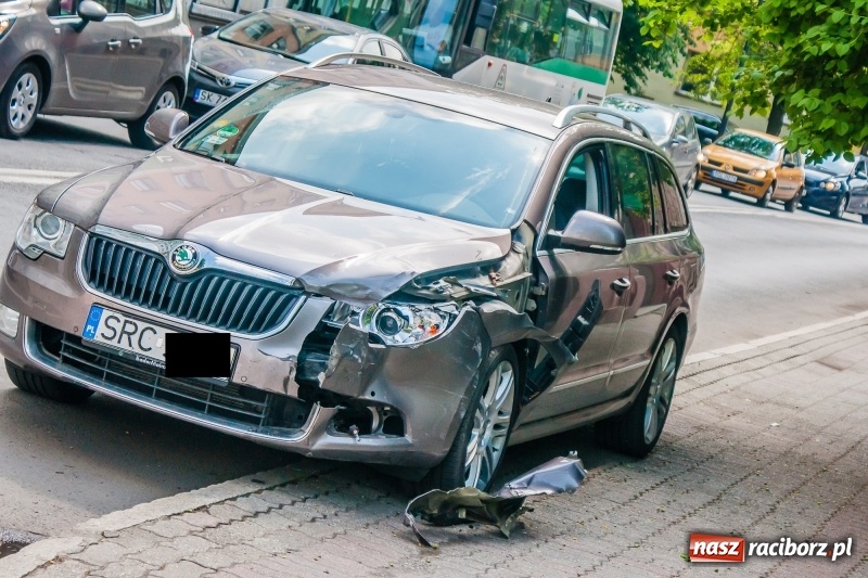 Zdjęcie w galerii na portalu naszraciborz.pl: Kolizja skody i mercedesa na skrzyżowaniu Mickiewicza-Podwale wiadomości z regionu