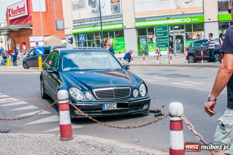 Zdjęcie w galerii na portalu naszraciborz.pl: Kolizja skody i mercedesa na skrzyżowaniu Mickiewicza-Podwale wiadomości z regionu