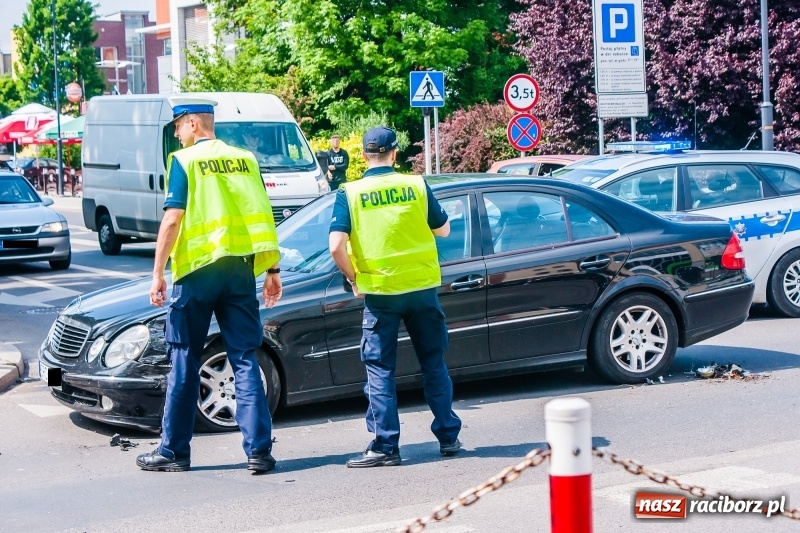 Zdjęcie w galerii na portalu naszraciborz.pl: Kolizja skody i mercedesa na skrzyżowaniu Mickiewicza-Podwale wiadomości z regionu