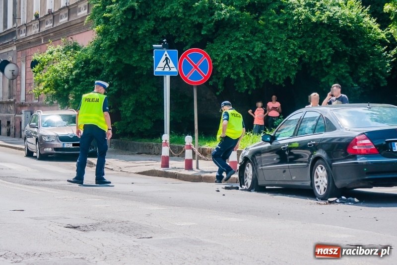 Zdjęcie w galerii na portalu naszraciborz.pl: Kolizja skody i mercedesa na skrzyżowaniu Mickiewicza-Podwale wiadomości z regionu