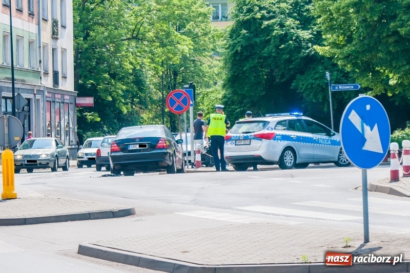 Zdjęcie w galerii na portalu naszraciborz.pl: Kolizja skody i mercedesa na skrzyżowaniu Mickiewicza-Podwale wiadomości z regionu