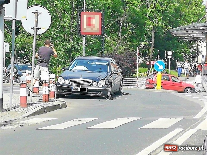 Zdjęcie w galerii na portalu naszraciborz.pl: Kolizja skody i mercedesa na skrzyżowaniu Mickiewicza-Podwale wiadomości z regionu