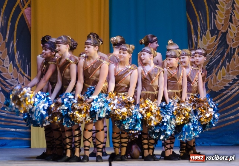 Zdjęcie w galerii na portalu naszraciborz.pl: Tancerze Źródła z wizytą na Ukrainie wiadomości z regionu