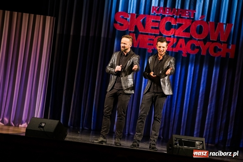 Zdjęcie w galerii na portalu naszraciborz.pl: Kabaret Skeczów Męczących wystąpił na deskach Raciborskiego Centrum Kultury wiadomości z regionu