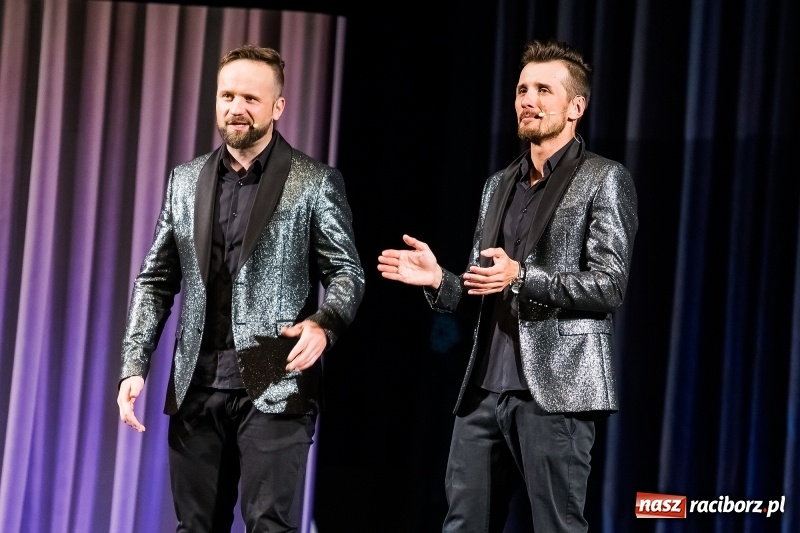 Zdjęcie w galerii na portalu naszraciborz.pl: Kabaret Skeczów Męczących wystąpił na deskach Raciborskiego Centrum Kultury wiadomości z regionu