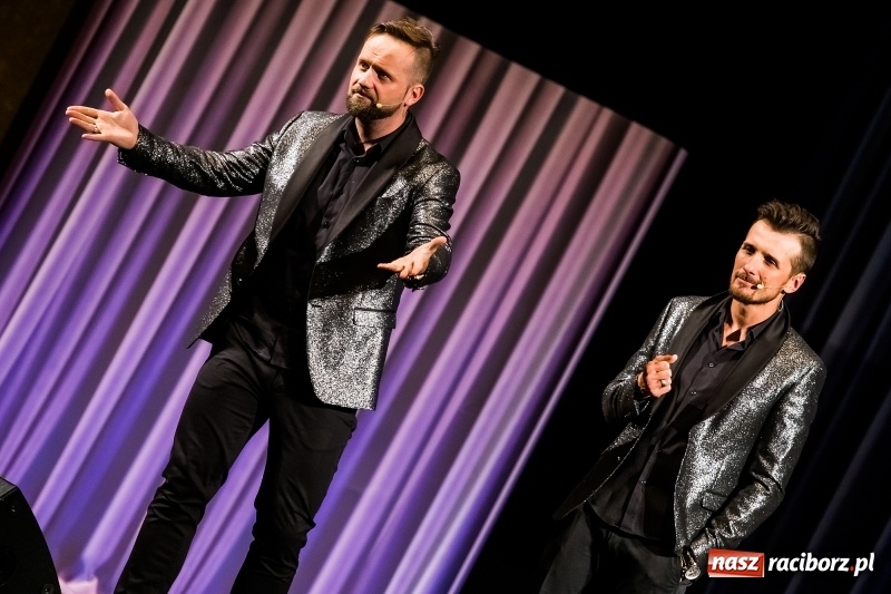 Zdjęcie w galerii na portalu naszraciborz.pl: Kabaret Skeczów Męczących wystąpił na deskach Raciborskiego Centrum Kultury wiadomości z regionu