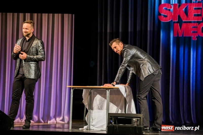Zdjęcie w galerii na portalu naszraciborz.pl: Kabaret Skeczów Męczących wystąpił na deskach Raciborskiego Centrum Kultury wiadomości z regionu