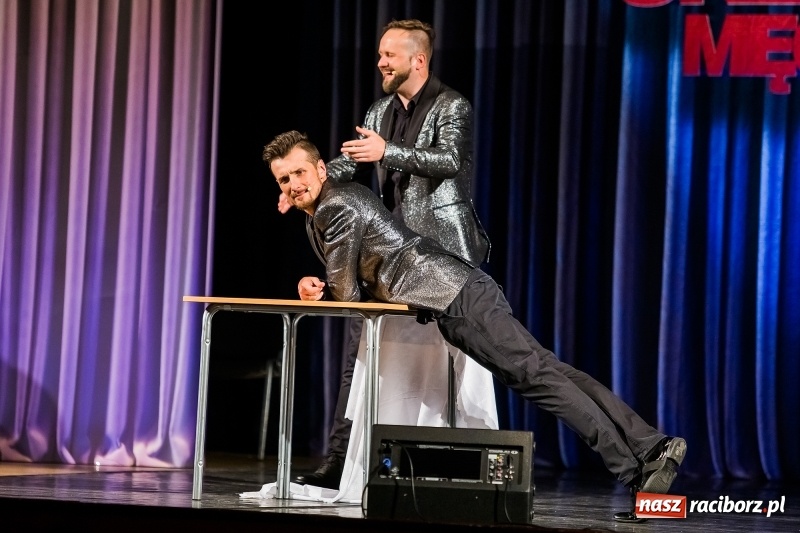 Zdjęcie w galerii na portalu naszraciborz.pl: Kabaret Skeczów Męczących wystąpił na deskach Raciborskiego Centrum Kultury wiadomości z regionu