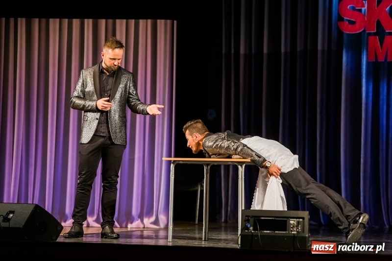 Zdjęcie w galerii na portalu naszraciborz.pl: Kabaret Skeczów Męczących wystąpił na deskach Raciborskiego Centrum Kultury wiadomości z regionu