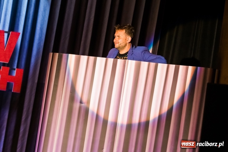 Zdjęcie w galerii na portalu naszraciborz.pl: Kabaret Skeczów Męczących wystąpił na deskach Raciborskiego Centrum Kultury wiadomości z regionu