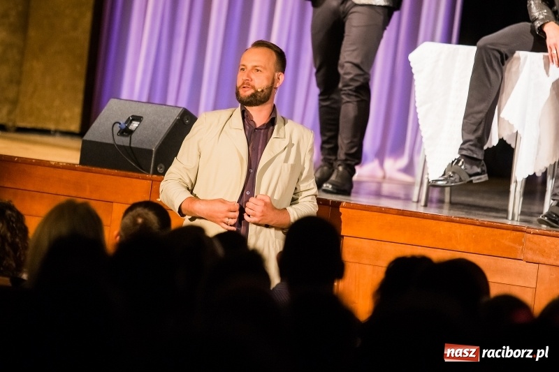 Zdjęcie w galerii na portalu naszraciborz.pl: Kabaret Skeczów Męczących wystąpił na deskach Raciborskiego Centrum Kultury wiadomości z regionu