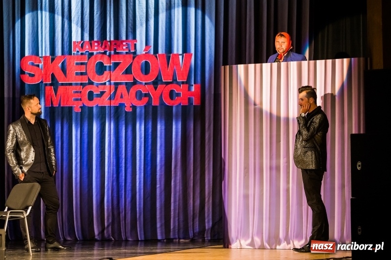 Zdjęcie w galerii na portalu naszraciborz.pl: Kabaret Skeczów Męczących wystąpił na deskach Raciborskiego Centrum Kultury wiadomości z regionu