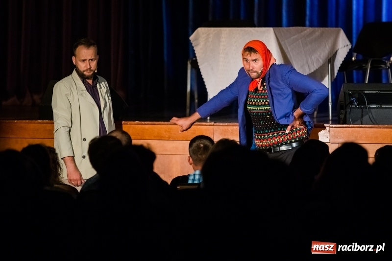 Zdjęcie w galerii na portalu naszraciborz.pl: Kabaret Skeczów Męczących wystąpił na deskach Raciborskiego Centrum Kultury wiadomości z regionu