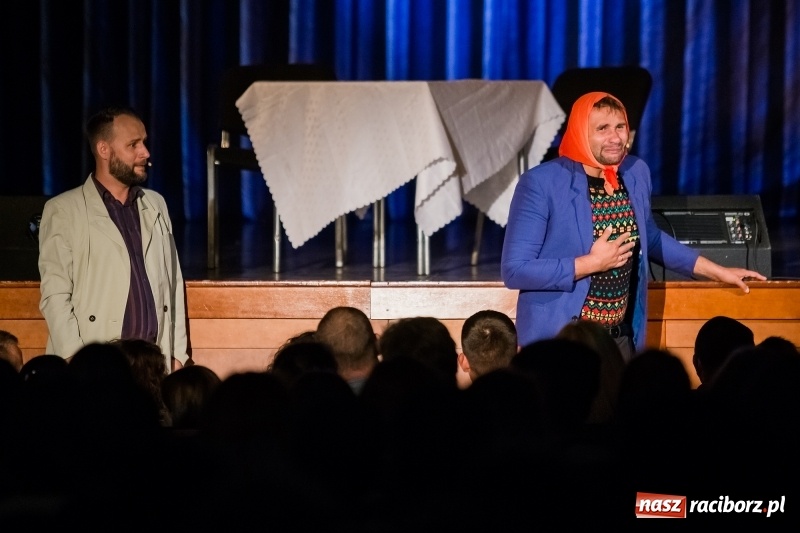 Zdjęcie w galerii na portalu naszraciborz.pl: Kabaret Skeczów Męczących wystąpił na deskach Raciborskiego Centrum Kultury wiadomości z regionu