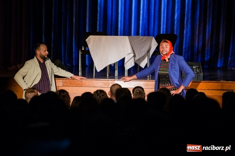 Zdjęcie w galerii na portalu naszraciborz.pl: Kabaret Skeczów Męczących wystąpił na deskach Raciborskiego Centrum Kultury wiadomości z regionu