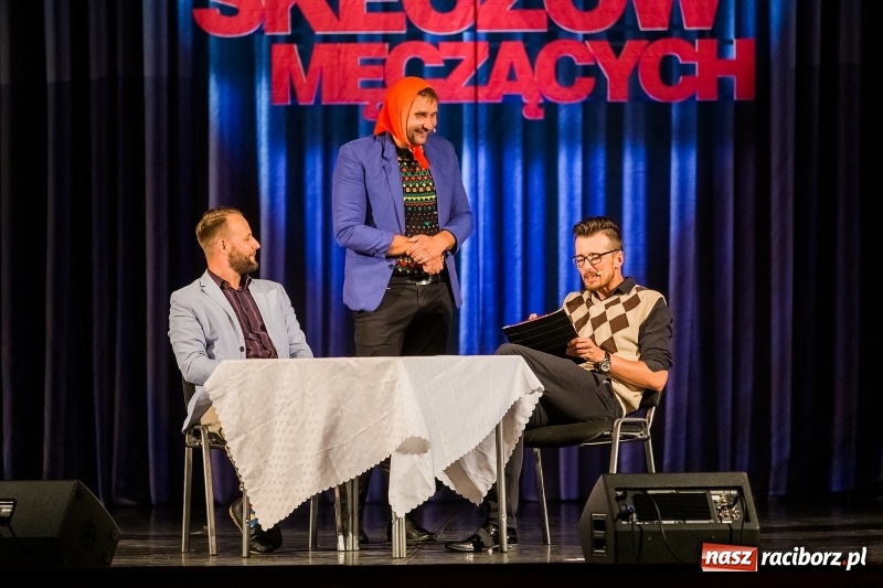 Zdjęcie w galerii na portalu naszraciborz.pl: Kabaret Skeczów Męczących wystąpił na deskach Raciborskiego Centrum Kultury wiadomości z regionu