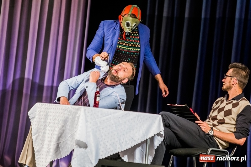 Zdjęcie w galerii na portalu naszraciborz.pl: Kabaret Skeczów Męczących wystąpił na deskach Raciborskiego Centrum Kultury wiadomości z regionu