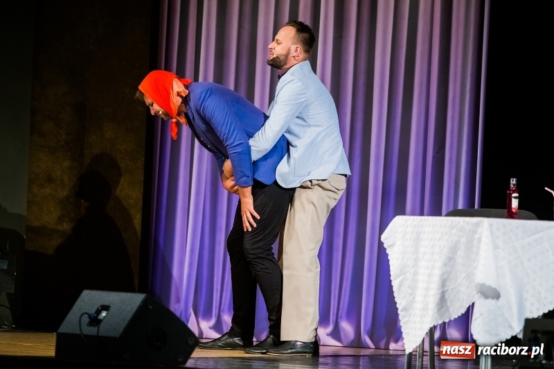 Zdjęcie w galerii na portalu naszraciborz.pl: Kabaret Skeczów Męczących wystąpił na deskach Raciborskiego Centrum Kultury wiadomości z regionu