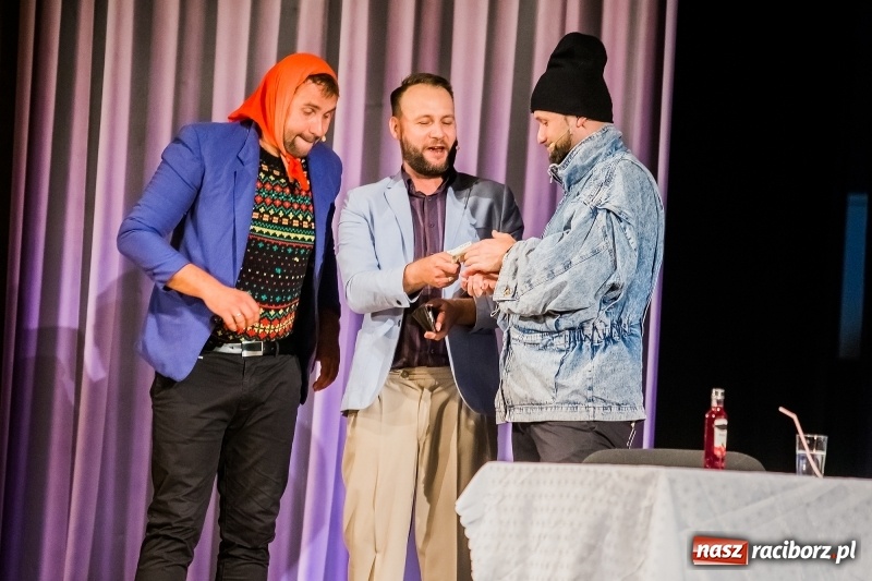 Zdjęcie w galerii na portalu naszraciborz.pl: Kabaret Skeczów Męczących wystąpił na deskach Raciborskiego Centrum Kultury wiadomości z regionu