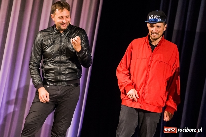 Zdjęcie w galerii na portalu naszraciborz.pl: Kabaret Skeczów Męczących wystąpił na deskach Raciborskiego Centrum Kultury wiadomości z regionu