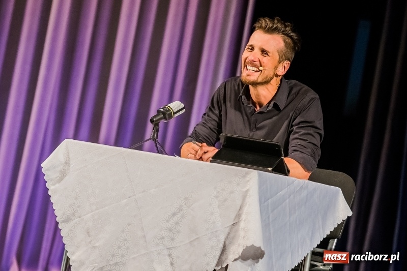 Zdjęcie w galerii na portalu naszraciborz.pl: Kabaret Skeczów Męczących wystąpił na deskach Raciborskiego Centrum Kultury wiadomości z regionu