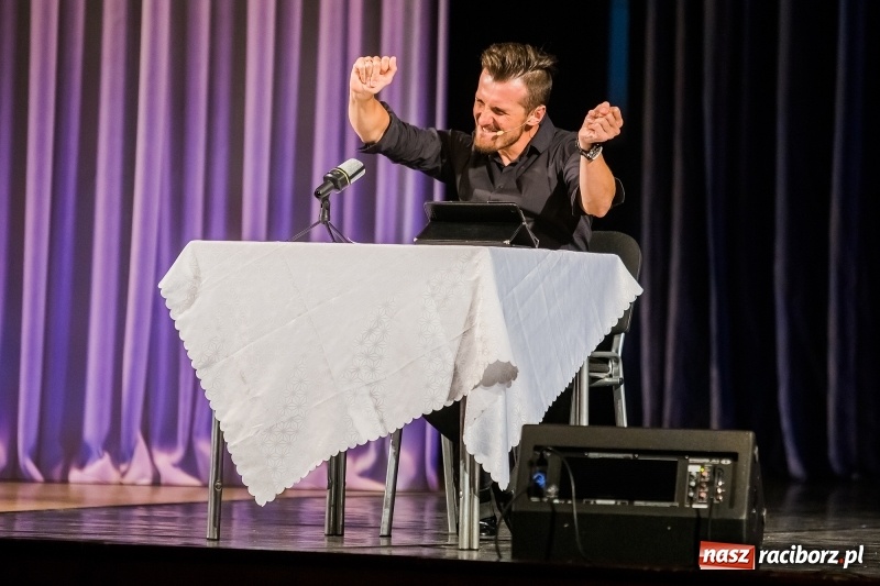 Zdjęcie w galerii na portalu naszraciborz.pl: Kabaret Skeczów Męczących wystąpił na deskach Raciborskiego Centrum Kultury wiadomości z regionu
