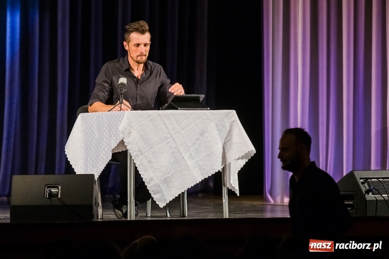 Zdjęcie w galerii na portalu naszraciborz.pl: Kabaret Skeczów Męczących wystąpił na deskach Raciborskiego Centrum Kultury wiadomości z regionu