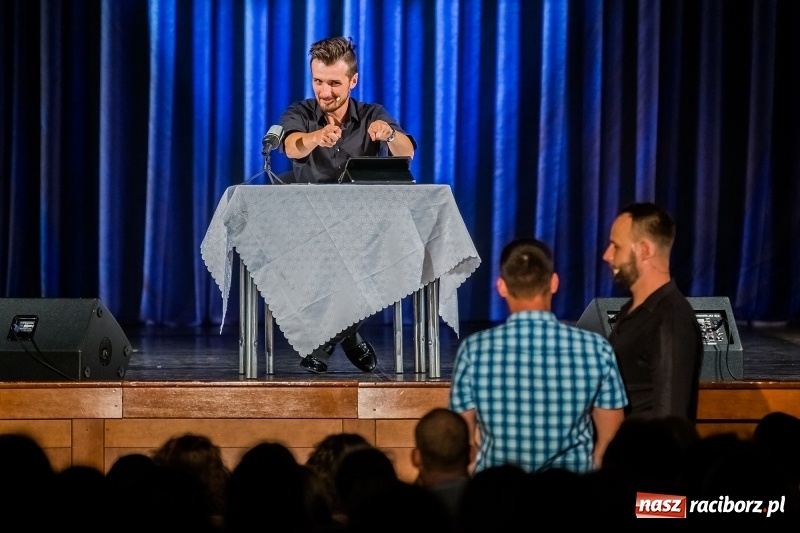 Zdjęcie w galerii na portalu naszraciborz.pl: Kabaret Skeczów Męczących wystąpił na deskach Raciborskiego Centrum Kultury wiadomości z regionu