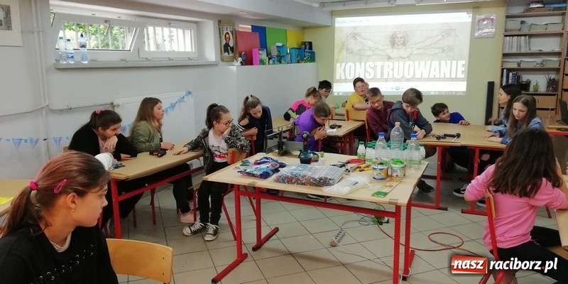 Zdjęcie w galerii na portalu naszraciborz.pl: Wspólna nauka drogą do sukcesu. Uczniowie szkoły na Ostrogu realizowali projekt międzynarodowy wiadomości z regionu