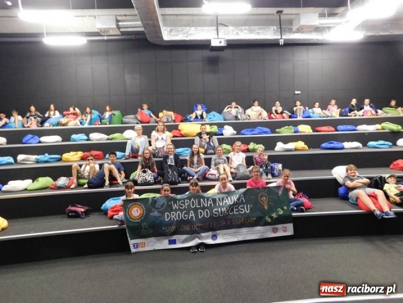 Zdjęcie w galerii na portalu naszraciborz.pl: Wspólna nauka drogą do sukcesu. Uczniowie szkoły na Ostrogu realizowali projekt międzynarodowy wiadomości z regionu