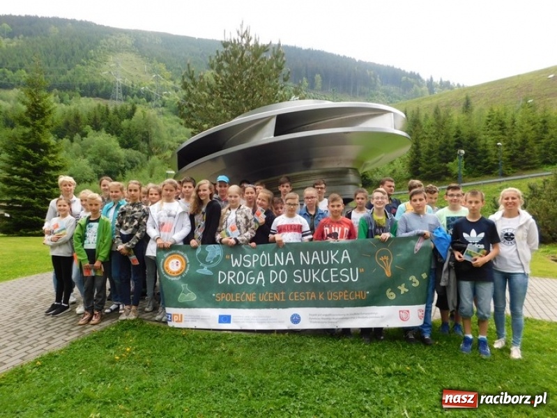 Zdjęcie w galerii na portalu naszraciborz.pl: Wspólna nauka drogą do sukcesu. Uczniowie szkoły na Ostrogu realizowali projekt międzynarodowy wiadomości z regionu