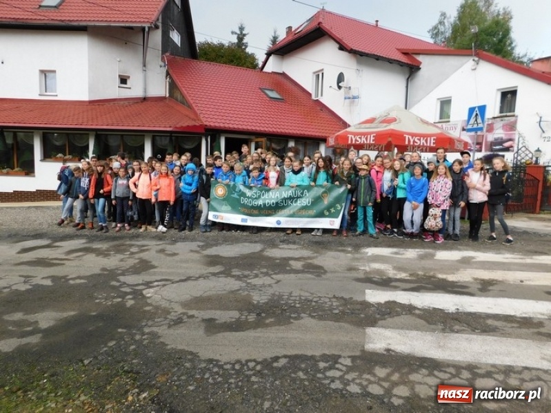 Zdjęcie w galerii na portalu naszraciborz.pl: Wspólna nauka drogą do sukcesu. Uczniowie szkoły na Ostrogu realizowali projekt międzynarodowy wiadomości z regionu