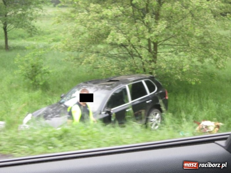 Zdjęcie w galerii na portalu naszraciborz.pl: Kierowca porsche, które przeleciało przez barierki w Rudach, miał 3 promile alkoholu! wiadomości z regionu