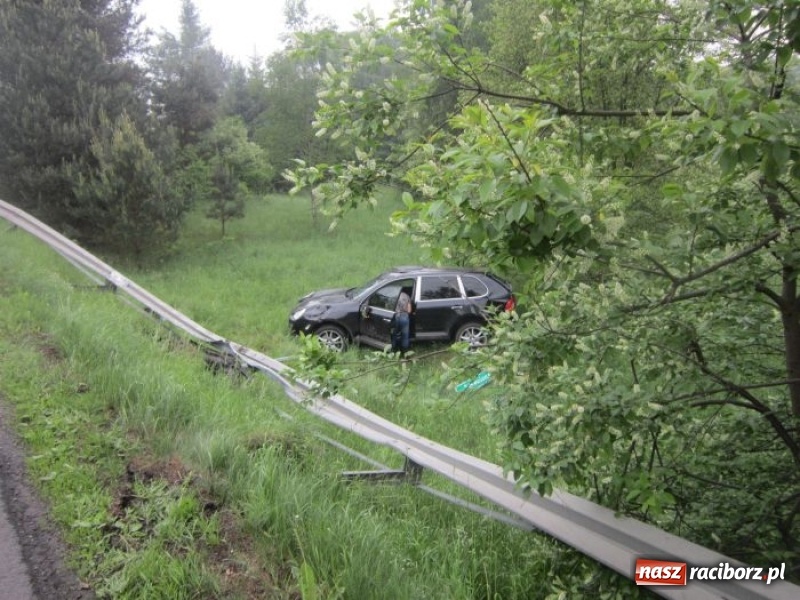 Zdjęcie w galerii na portalu naszraciborz.pl: Kierowca porsche, które przeleciało przez barierki w Rudach, miał 3 promile alkoholu! wiadomości z regionu