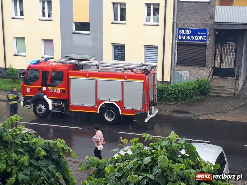 Zdjęcie w galerii na portalu naszraciborz.pl: Nawałnica nad Raciborzem. Błoto na drogach i zalane piwnice wiadomości z regionu