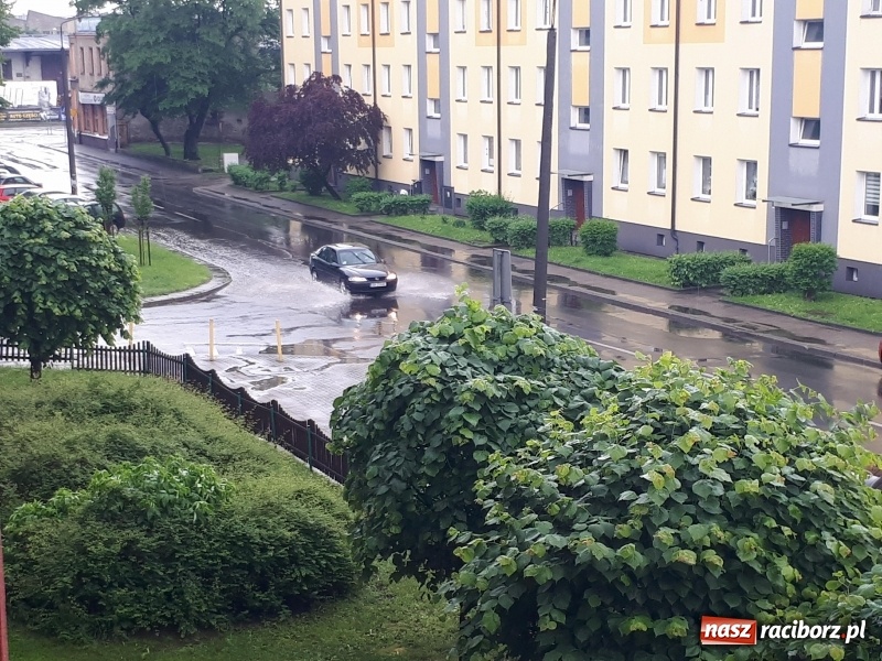 Zdjęcie w galerii na portalu naszraciborz.pl: Nawałnica nad Raciborzem. Błoto na drogach i zalane piwnice wiadomości z regionu