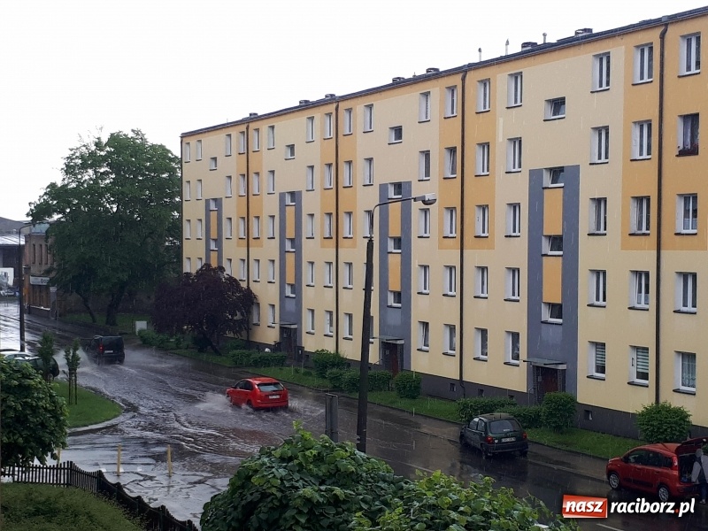 Zdjęcie w galerii na portalu naszraciborz.pl: Nawałnica nad Raciborzem. Błoto na drogach i zalane piwnice wiadomości z regionu