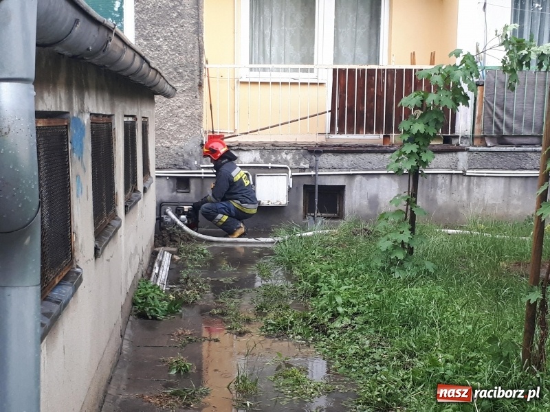 Zdjęcie w galerii na portalu naszraciborz.pl: Nawałnica nad Raciborzem. Błoto na drogach i zalane piwnice wiadomości z regionu