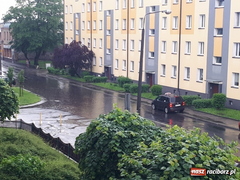Zdjęcie w galerii na portalu naszraciborz.pl: Nawałnica nad Raciborzem. Błoto na drogach i zalane piwnice wiadomości z regionu