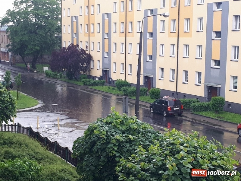 Zdjęcie w galerii na portalu naszraciborz.pl: Nawałnica nad Raciborzem. Błoto na drogach i zalane piwnice wiadomości z regionu