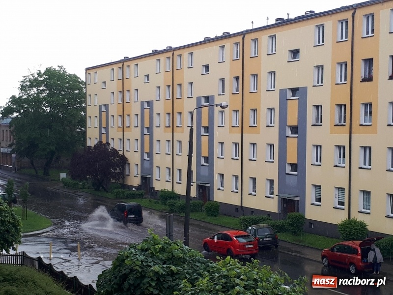 Zdjęcie w galerii na portalu naszraciborz.pl: Nawałnica nad Raciborzem. Błoto na drogach i zalane piwnice wiadomości z regionu