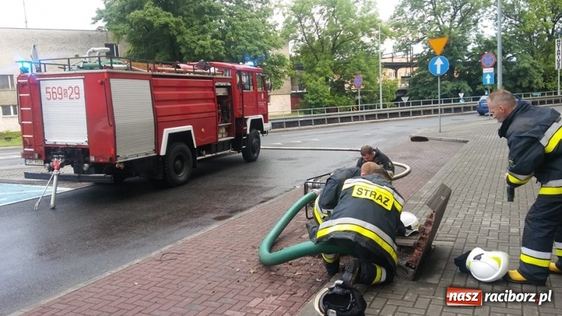 Zdjęcie w galerii na portalu naszraciborz.pl: Nawałnica nad Raciborzem. Błoto na drogach i zalane piwnice wiadomości z regionu