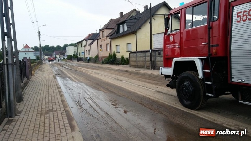 Zdjęcie w galerii na portalu naszraciborz.pl: Nawałnica nad Raciborzem. Błoto na drogach i zalane piwnice wiadomości z regionu