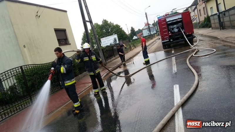 Zdjęcie w galerii na portalu naszraciborz.pl: Nawałnica nad Raciborzem. Błoto na drogach i zalane piwnice wiadomości z regionu